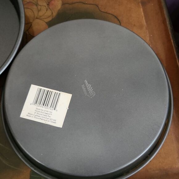 Wilton 9" Cake Pan Non Stick Set of 2 - Picture 10 of 12
